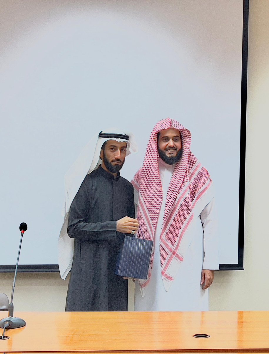 "تشرفتُ بتكريمي من سعادة عميد كلية القرآن الكريم الشيخ الدكتور #عبدالله_القرافي إمام #المسجد_النبوي الشريف، وهذا وسام أعتزّ به ودافع لبذل مزيدٍ من الجهد في خدمة #القرآن وعلومه.
 جزاه الله خيرًا وبارك في جهوده."