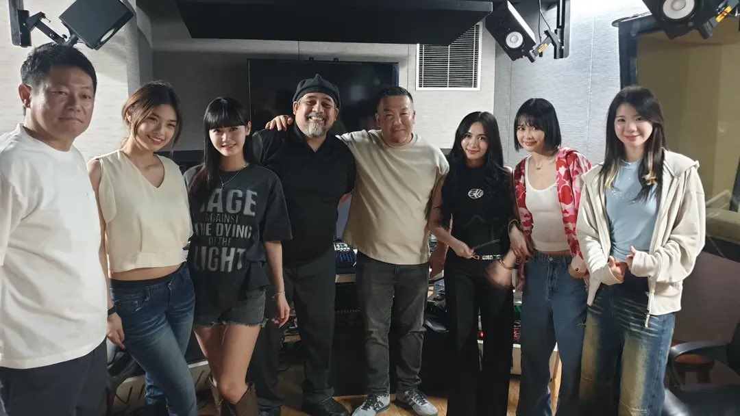( 📸🐶 — noisymusicph ig update )

Yehey done! Thanks everyone!

#FameQUADLIPS #FeniQUADLIPS
#ColeQUADLIPS #MashiroQUADLIPS
#QUADLIPS