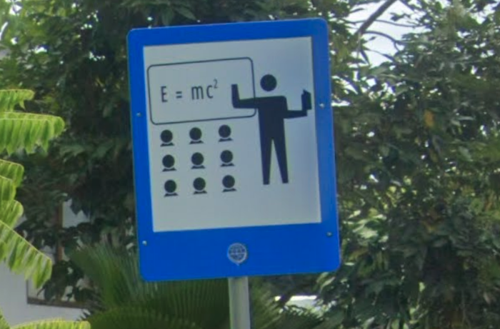 MC_such's tweet image. これインドネシアの看板なんだけど、なに、何を伝えたいんだこれは……