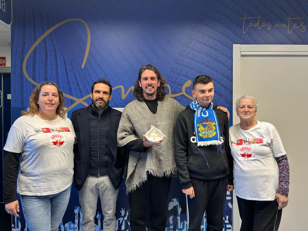 🏆El domingo, Rubén Anuarbe, hizo entrega del trofeo realizado por el Colegio Juan XXIII de Fuenlabrada al presidente del <a href="/CDCMOSCARDO_com/">CDC Moscardó</a> 
🙏 Muchas gracias a todos por su colaboración y apoyo.
Seguimos construyendo juntos valores💙⚽ #fuenla #Adago