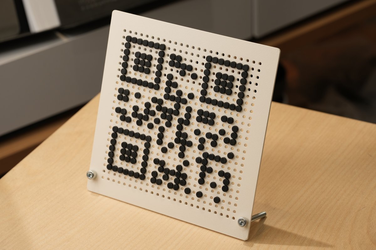 ゴム栓を使ってドットを物理的に打ち込める「DOT MATRIX SIGN BOARD」
ポスターサイズの大きなものだと気軽に遊べないので、メーカーさんが小さいものを作ってくださいました
24×24マスで、ドット絵やQRコードを心ゆくまで打ち込めます