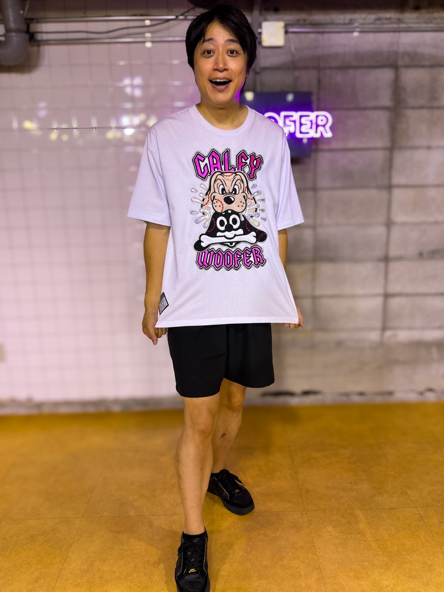 atcwoofer's tweet photo. 【GALFY × WOOFER × ニイルセン】
トリプルネームコラボT シャツ発売中！

SpecialThanks！
ちゅうえいさん(流れ星☆) @kinemachuu
 高倉陵さん(三拍子) @takakuraRyo 

A Talk Club WOOFER の3 周年を祝してGALFY( ガルフィー)@Galfy_OfficialとのコラボT シャツを販売中。
 デザインはWOOFER のロゴデザインを担当していただいたニイルセンさん。@bignielsen2cool

【購入方法】
・WOOFER 店頭
・通販(ドリンクチケット付き)📷https://t.co/CBXxcTKbq8

中型犬(L サイズ)/超大型犬(XXL サイズ) 各￥8,800-( 税込)