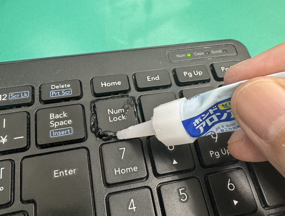 carboxylases's tweet photo. #NumLock
むかつくので、ボンドアロンアルファでLockしてやりました💢 https://t.co/29UYX50fJy
