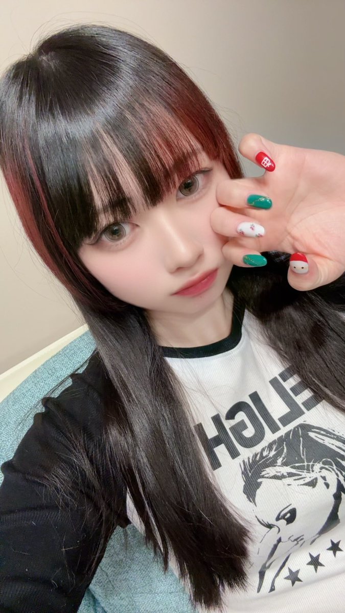 12月！！？
もう今年も１ヶ月で終わりなのいちばん怖いんじゃけど！！？
12月入ったことだし…ダイエット始めるか！！
頑張ります(ง •̀_•́)ง
12月もよろぴく〜！！
髪色赤くなったのとクリスマスのお爪
🎄🎄🎅