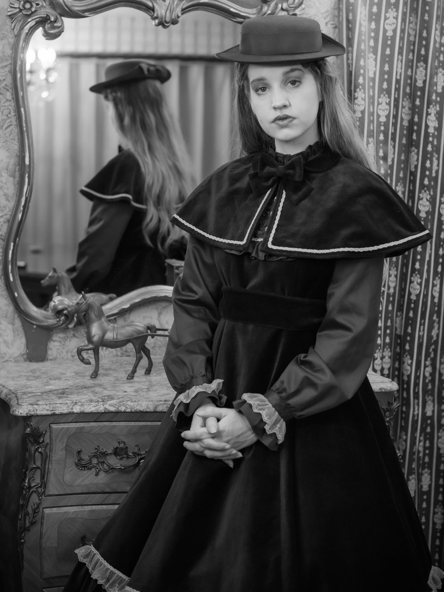 ✧Now on sale ベルベットローゼンドレス 深い黒がシルエットを美しく