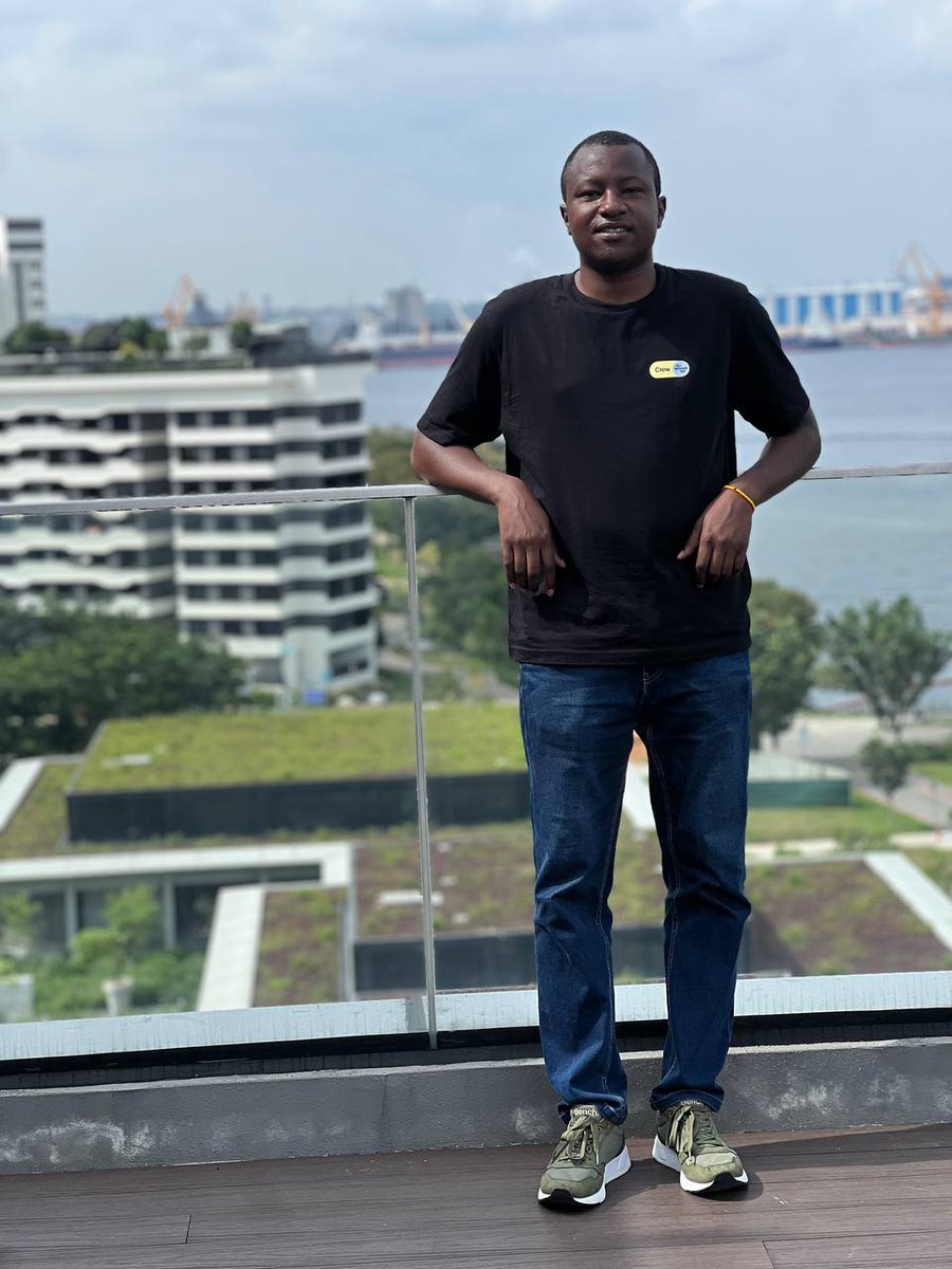 robinsoncodes's tweet image. The world rewards safety, not ambition. 
Playing it safe keeps you grounded.
But every breakthrough came from someone who refused small thinking 🧠
Don’t let doubts or opinions steer your wings. 
Trust your vision and rise beyond the boundaries others settle for.
Happy December😎