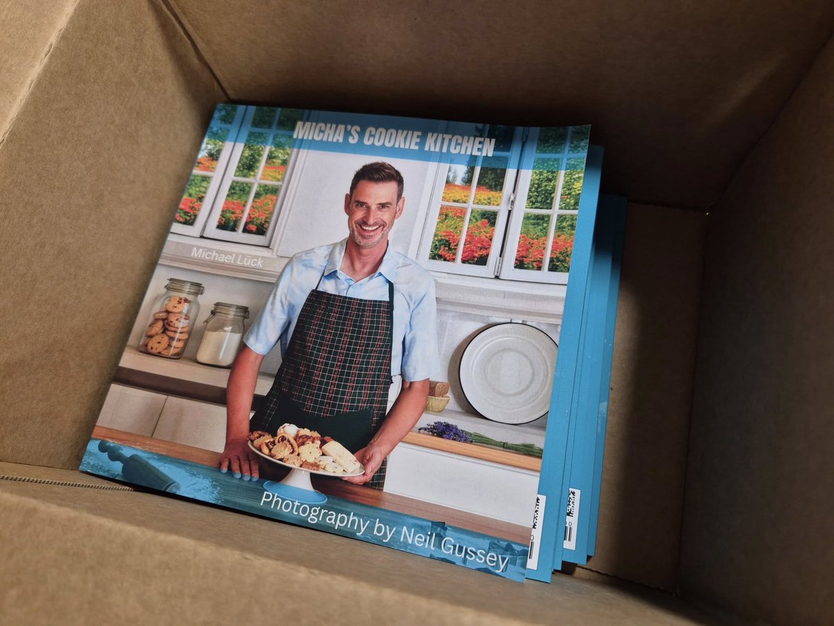 michashikes's tweet image. After friends who ordered the book had their copies for a while now, my own ones have finally arrived this morning 🤩

#cookies #biscuits #cookbook #cookiebook #baking #sundaybaking #adventbaking #christmasbaking #advent #christmas #michascookiekitchen