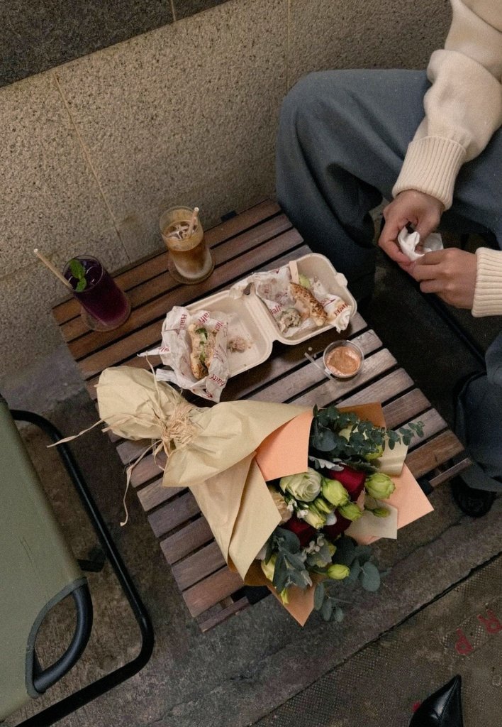 mainlymiks's tweet image. the eaten sandwich shared in one plate, that boquet of flowers, and their seating arrangement ??? romantic as fuuuck 😩😩😩😩