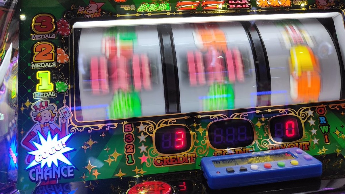 GOROKITI's tweet photo. 毎日違うジャグラー一日中やりたい人。楽しすぎる。ジャグラー。マネー気にしなかったらホント一日中どんな挙動するかやりたい。最近はなるべく良さそうな挙動でも4.5だろうで、やめで我慢してます。マネー大事。
＃よーく考えよー光は楽しいよー
＃化け物ジャグラーやりたい https://t.co/YHayUGG70K
