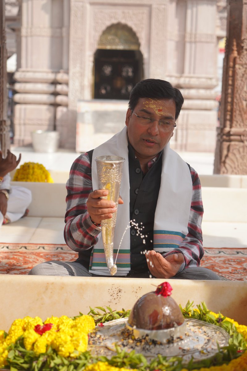 ShriVishwanath's tweet photo. श्री काशी विश्वनाथ धाम में संकल्प पाठ संग किया गया सोमवासरीय रूद्राभिषेक , श्री काशी विश्वनाथ मंदिर न्यास द्वारा संकल्पित प्रत्येक सोमवार को रुद्राभिषेक एवं संकल्प पाठ का अटूट क्रम निरंतर जारी है। आज दिनांक 1.12.2025, को श्री काशी विश्वनाथ मंदिर न्यास का प्रतिनिधित्व करते हुए मंदिर के डिप्टी कलेक्टर   ने धाम स्थित श्री अविमुक्तेश्वर महादेव का रुद्राभिषेक संकल्पित विशिष्ट उद्देश्य के संकल्प पाठ सहित किया।

।।श्री काशीविश्वनाथो विजयतेतराम।।

#banaras  #Kashi  #HarHarMahadev