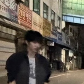 동생 표정 확대해보실분 
개떫어보임