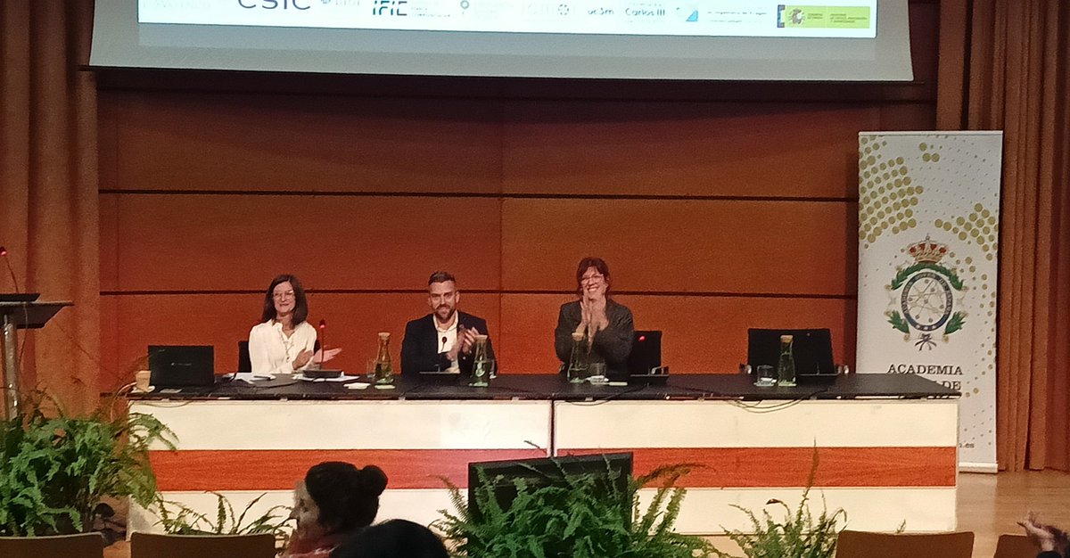 iata_csic's tweet image. El @iata_csic coorganiza junto a @ICMol_UV e @IFICorpuscular la V jornada anual de la @academia_joven. Esta edición se centró en &quot;La Ciencia frente a las grandes Crisis&quot;.

El día anterior, esta institución entregó las Medallas honoríficas a las nuevas incorporaciones