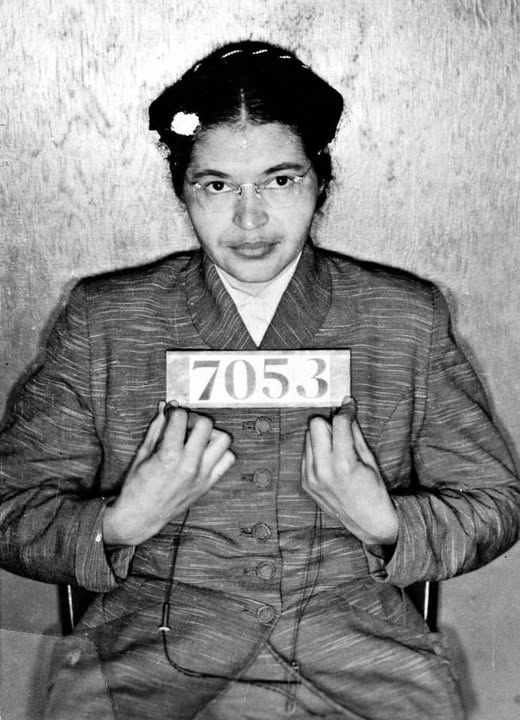 Luiginazanon's tweet image. #1dicembre1955 Alabama
Una donna afroamericana rifiuta di cedere il posto sull&apos;autobus a un bianco
Verrà arrestata per non aver rispettato le leggi sulla segregazione razziale, ma il suo NO farà cambiare la legge
&quot;Non ero stanca, ero stanca di cedere&quot;
#RosaParks