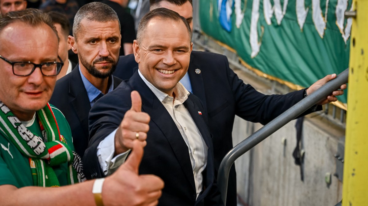MurzynfrogXXX's tweet photo. Karol Nawrocki odwiedza:

teatr – silniczki w szale,

stadion – silniczki w szale,

idzie na kebab z dziećmi – silniczki w szale,

idzie na Konkurs Chopinowski – silniczki w szale.

Gdyby to samo robił Trzaskowski albo czeski fajnista prezydent, bylibyście zachwyceni: klaskalibyście uszami i mówili, jaki to prezydent jest super, bo potrafi rozmawiać i interesować się wszystkimi warstwami społeczeństwa - od zwykłych dzieciaków na kebabie po snobów w teatrze.
