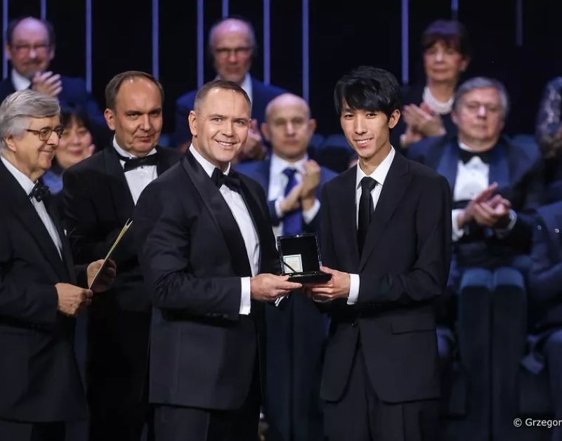 Karol Nawrocki odwiedza:

teatr – silniczki w szale,

stadion – silniczki w szale,

idzie na kebab z dziećmi – silniczki w szale,

idzie na Konkurs Chopinowski – silniczki w szale.

Gdyby to samo robił Trzaskowski albo czeski fajnista prezydent, bylibyście zachwyceni: