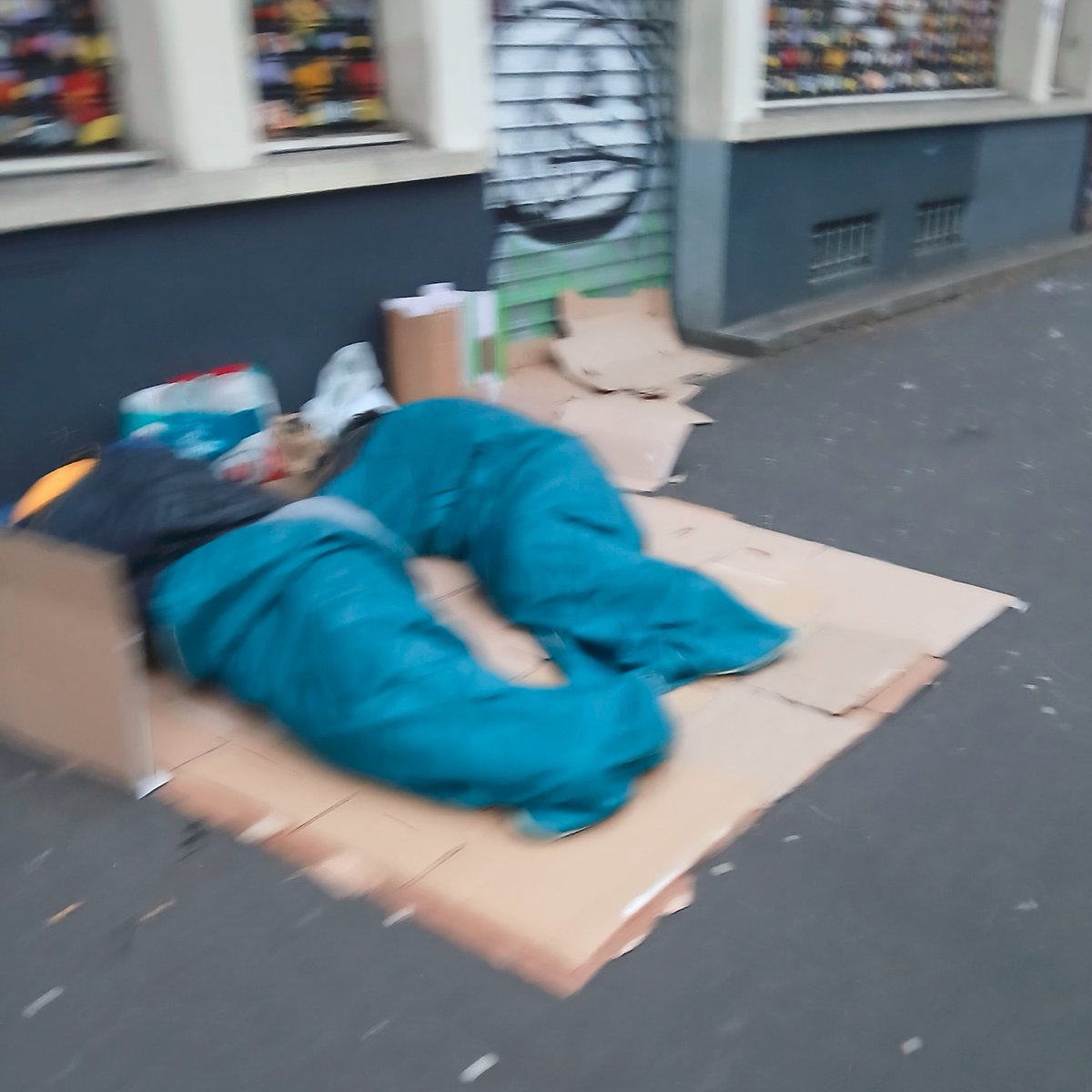 📢Non assistance à personne en danger 🚨

Ce matin le sol est gelé dans le 19e, et pourtant beaucoup de personnes dorment allongés sur de simples cartons

<a href="/gouvernementFR/">Gouvernement</a> il faudra combien de morts pour que vous mettiez en place une politique d'accueil des personnes vulnérables ?