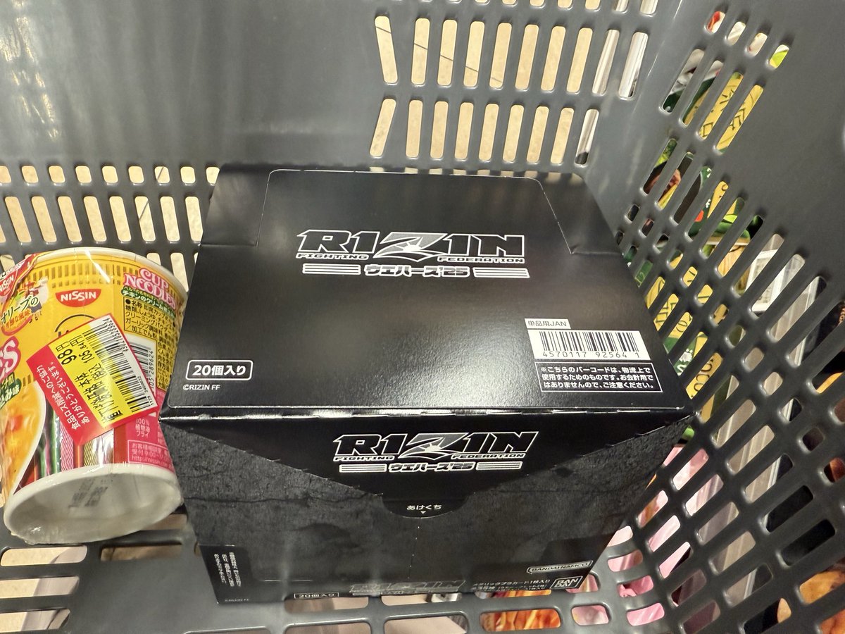 何箱か届くはずなんだけど、とりあえず1箱買っといた #RIZINウエハース