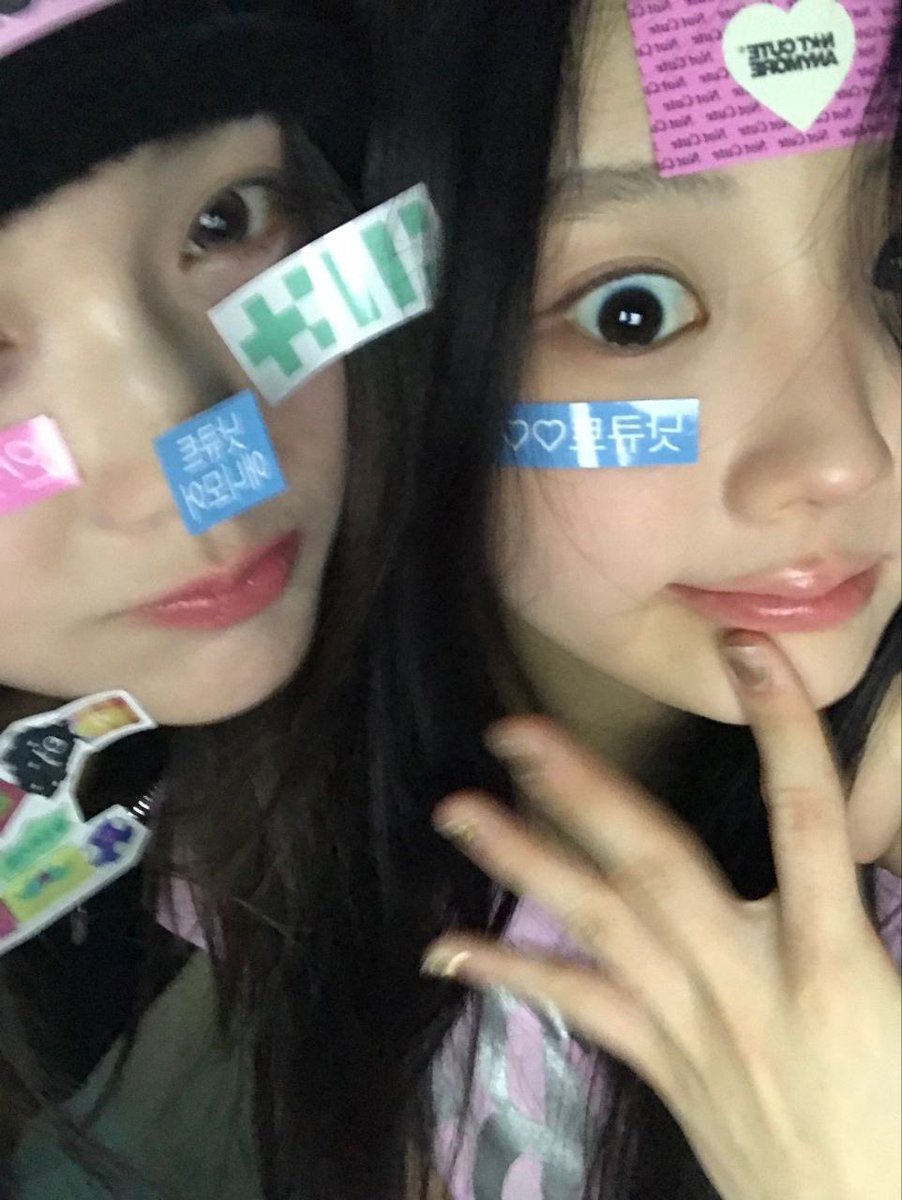 wonheg's tweet image. 우리는 더 이상 귀엽지 않아 ★ to make you believe even more that we’re really not cute anymore, we put these stickers on so it’s extra obvious that we’re not cute, even though the stickers are cute… but we’re not cute!
