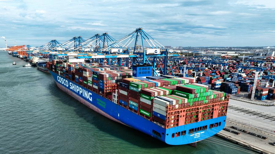 Guangming_Daily's tweet photo. The New International Land-Sea Trade Corridor (#ILSTC), a key logistics route connecting western China to global markets, had transported a cumulative total of more than 5 million twenty-foot equivalent units (#TEUs) of cargo as of Nov. 29, 2025.
https://t.co/fgOmjAi6tN https://t.co/aA7LGFZVzl