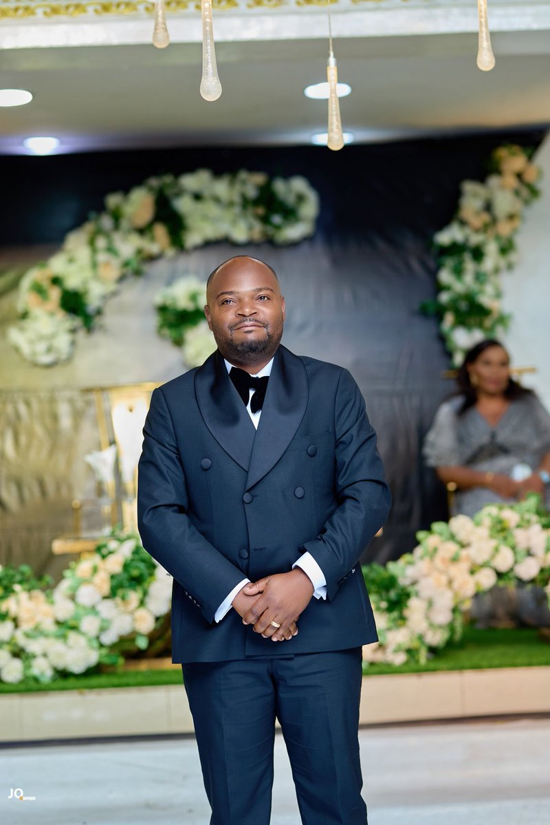 excellent_243's tweet image. Il porte fièrement une création signée Excellent.

#tailloring #tendance 
#wedding