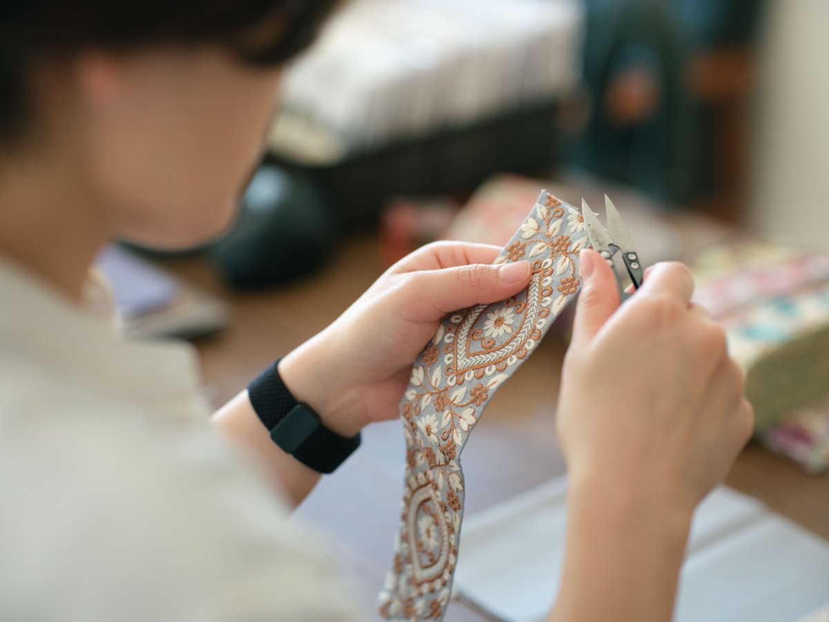 TripUtopia's tweet photo. 気が付くと、書籍『インド刺繍リボンのこものたち』出版から1年経っていました。

ありがたいことに複数回重版して頂き、刺繍リボンの世界に飛び込んでくれる仲間が増えているのがとても嬉しいです！

皆さんがどんな作品を作られたのか、よかったらリプライやタグ付け等で見せてくれると嬉しいです✨ https://t.co/2H7UQKLU2y