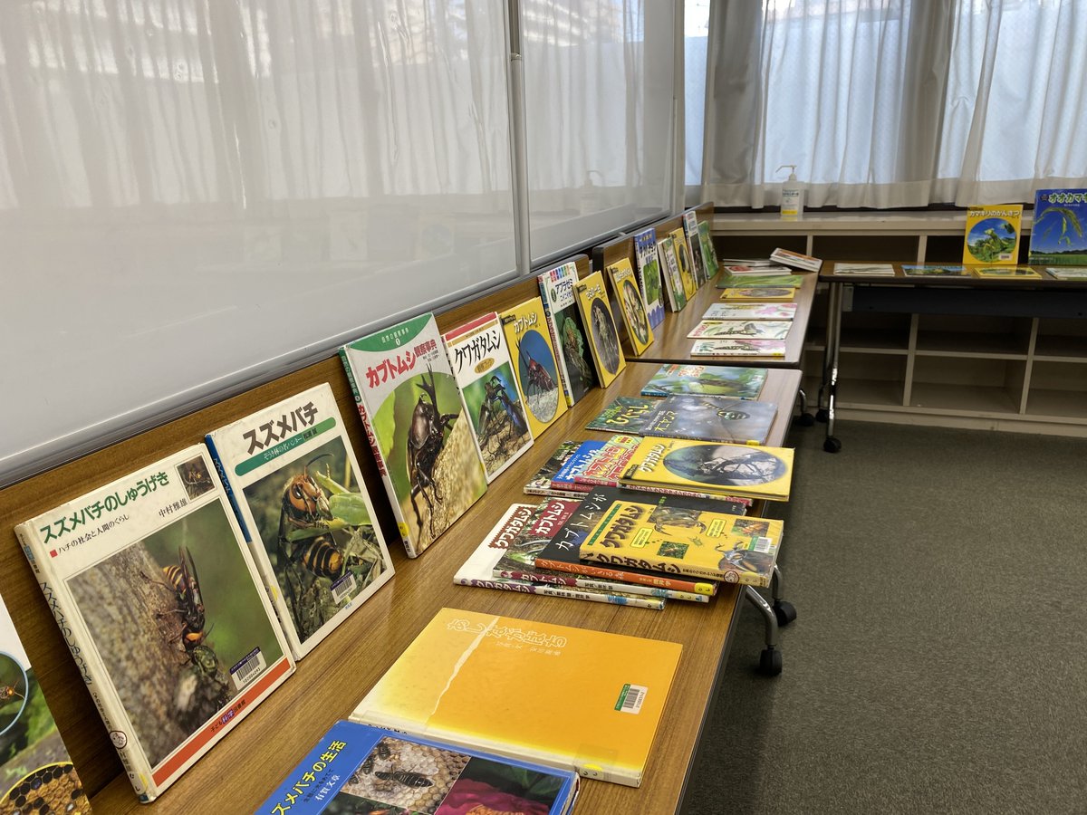 AerialComputer's tweet photo. 【イベント報告】
11月30日(日)に文京区立千石図書館で空中冒険ツアーを開催してきました。定員オーバーの大盛況。昆虫関係の書籍の貸出しも増えたとのことで、嬉しい反響となりました。スズメバチが圧倒的な人気だった？のは意外。
＃千石図書館
＃空中コンピューター
＃空中冒険ツアー
＃図鑑
＃昆虫 https://t.co/Q6tJGG5u2Y