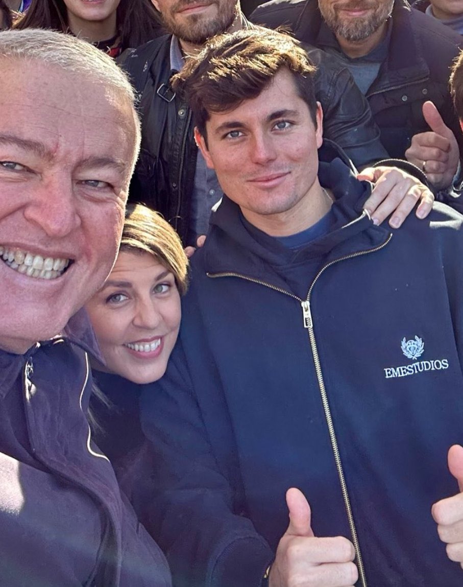 La alcaldesa de Cartagena Noelia Arroyo y el senador popular Paco Bernabé se abrazan a Vito Quiles en la manifestación de Debod.

La misma semana que se viralizaban los insultos machistas de sus seguidores a <a href="/SarahPerezSanta/">Sarah Santaolalla. ♀</a>, entre gritos de “arriba España” y el cara al sol.

No