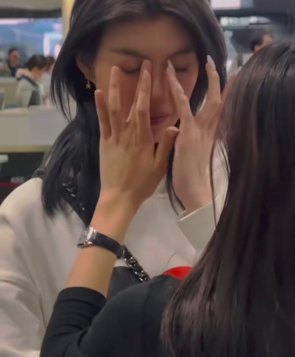 riojaneeer's tweet image. Removing my best partner's eye boogers. #totally #normal #behavior