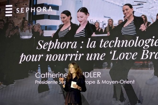 #Retail 💻🛍️SEPHORA  💋💄pilote sa croissance en mariant ses boutiques et les medias sociaux 

ce succès du distributeur numéro 1 de la beauté et appartenant au groupe de luxe LVMH dans la distribution actuelle repose sur 4 piliers : une offre produit basée sur la curation,