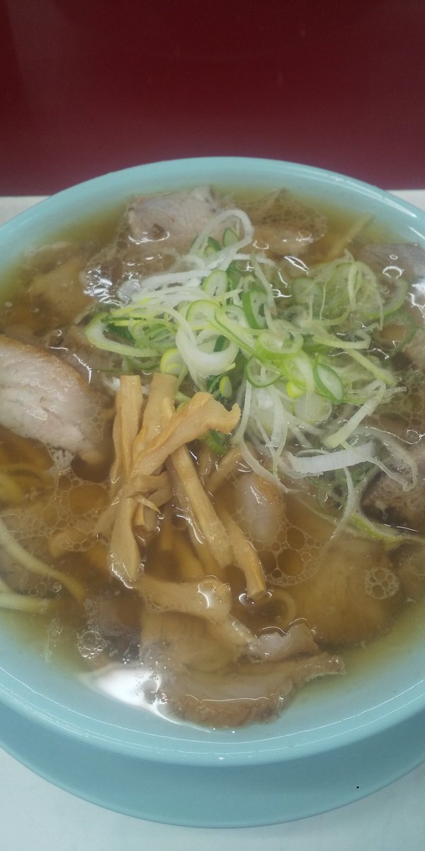 39杯目
新宿ナギチャンラーメン
中華そば

お初のちゃん系！
デフォでもチャーシューいっぱいで嬉しい！
が私の完全ミスで二日酔いの為、油に負けてチャーシュー残しました笑
スープも麺とあってて絶対普通に食べたら旨い！最高ってなってたのにー
いつかリベンジ！

#2025野良ラーメン記録
