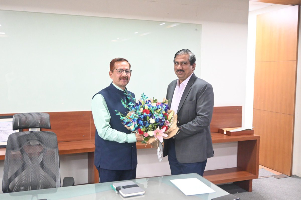 PCMohanMP's tweet image. With Shri Lakshman Singh, IRSE, assuming charge as full-time K‑RIDE MD, we must end delays: complete land and utility clearances, re-tender halted corridors, secure coach orders, and enforce contractor accountability to ensure Bengaluru’s suburban rail is completed promptly.