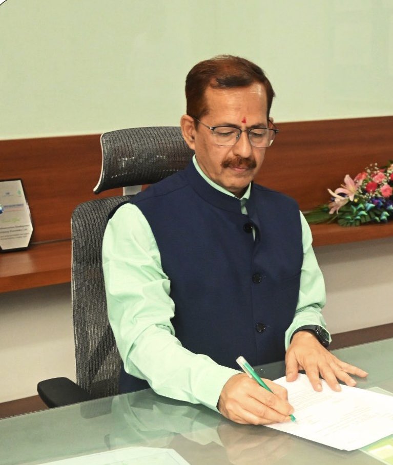 PCMohanMP's tweet image. With Shri Lakshman Singh, IRSE, assuming charge as full-time K‑RIDE MD, we must end delays: complete land and utility clearances, re-tender halted corridors, secure coach orders, and enforce contractor accountability to ensure Bengaluru’s suburban rail is completed promptly.