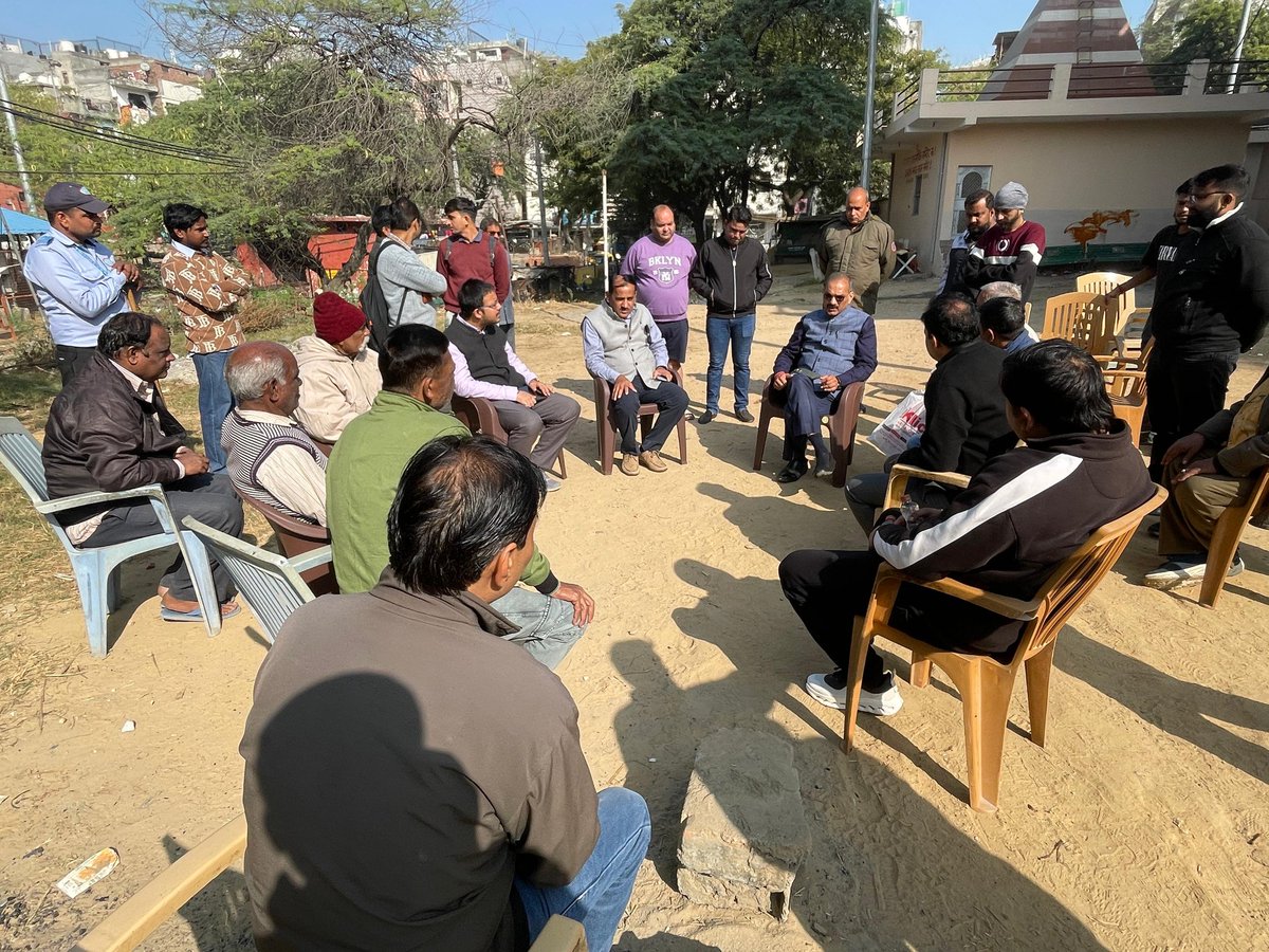 AnilSharma4BJP's tweet image. आज वाल्मीकि मंदिर बसंत गाँव में DDA, हॉर्टिकल्चर और वर्क्स विभाग के अधिकारियों के साथ बैठक की। स्थानीय समस्याओं एवं विकास कार्यों को लेकर चर्चा की।

क्षेत्रवासियों को बेहतर सुविधाएँ और सुगम वातावरण उपलब्ध कराना हमारा निरंतर प्रयास है।

#PublicMeeting #CommunityDevelopment #DDA…