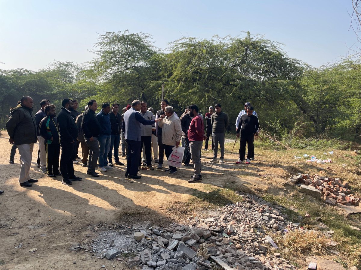 AnilSharma4BJP's tweet image. आज वाल्मीकि मंदिर बसंत गाँव में DDA, हॉर्टिकल्चर और वर्क्स विभाग के अधिकारियों के साथ बैठक की। स्थानीय समस्याओं एवं विकास कार्यों को लेकर चर्चा की।

क्षेत्रवासियों को बेहतर सुविधाएँ और सुगम वातावरण उपलब्ध कराना हमारा निरंतर प्रयास है।

#PublicMeeting #CommunityDevelopment #DDA…