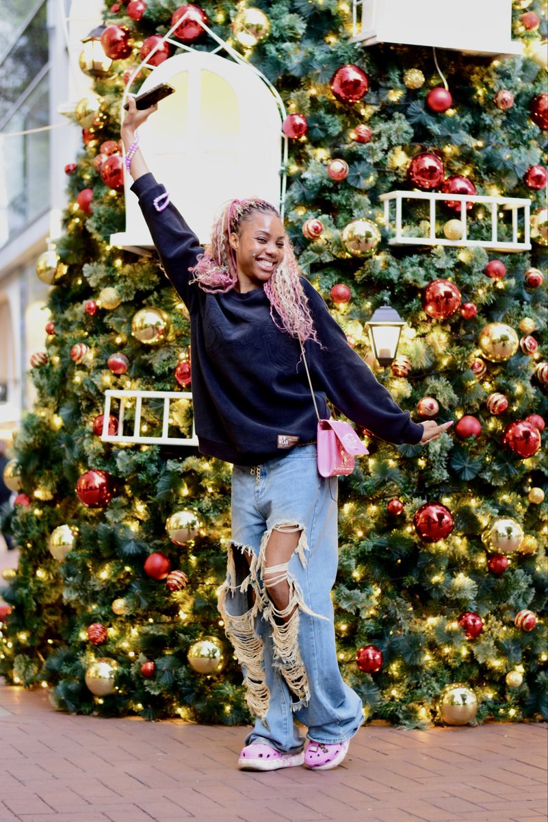 Therealljainy's tweet image. “December came with lights 💡 … and I came with the Barbie vibe  and unknown song playing nonstop ..🎀🌟🌸🌸🩷💖🤭🌷💕
Happy new month family 🤭
#1stdecember #newmonth #therealjainy #barbie #artist #genz