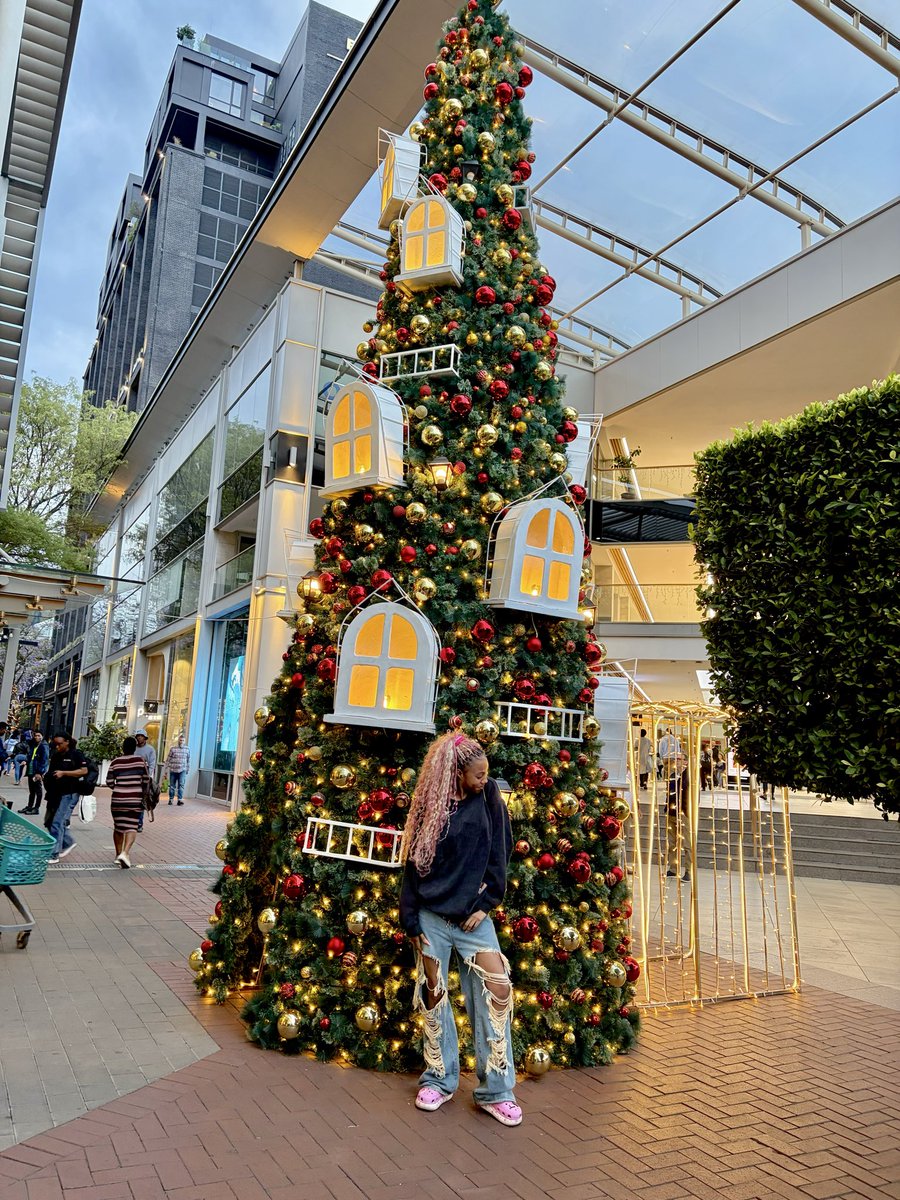 Therealljainy's tweet image. “December came with lights 💡 … and I came with the Barbie vibe  and unknown song playing nonstop ..🎀🌟🌸🌸🩷💖🤭🌷💕
Happy new month family 🤭
#1stdecember #newmonth #therealjainy #barbie #artist #genz