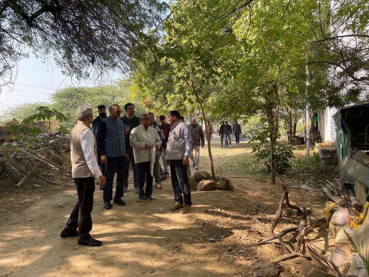 AnilSharma4BJP's tweet image. आज वाल्मीकि मंदिर बसंत गाँव में DDA, हॉर्टिकल्चर और वर्क्स विभाग के अधिकारियों के साथ बैठक की। स्थानीय समस्याओं एवं विकास कार्यों को लेकर चर्चा की।

क्षेत्रवासियों को बेहतर सुविधाएँ और सुगम वातावरण उपलब्ध कराना हमारा निरंतर प्रयास है।

#PublicMeeting #CommunityDevelopment #DDA…