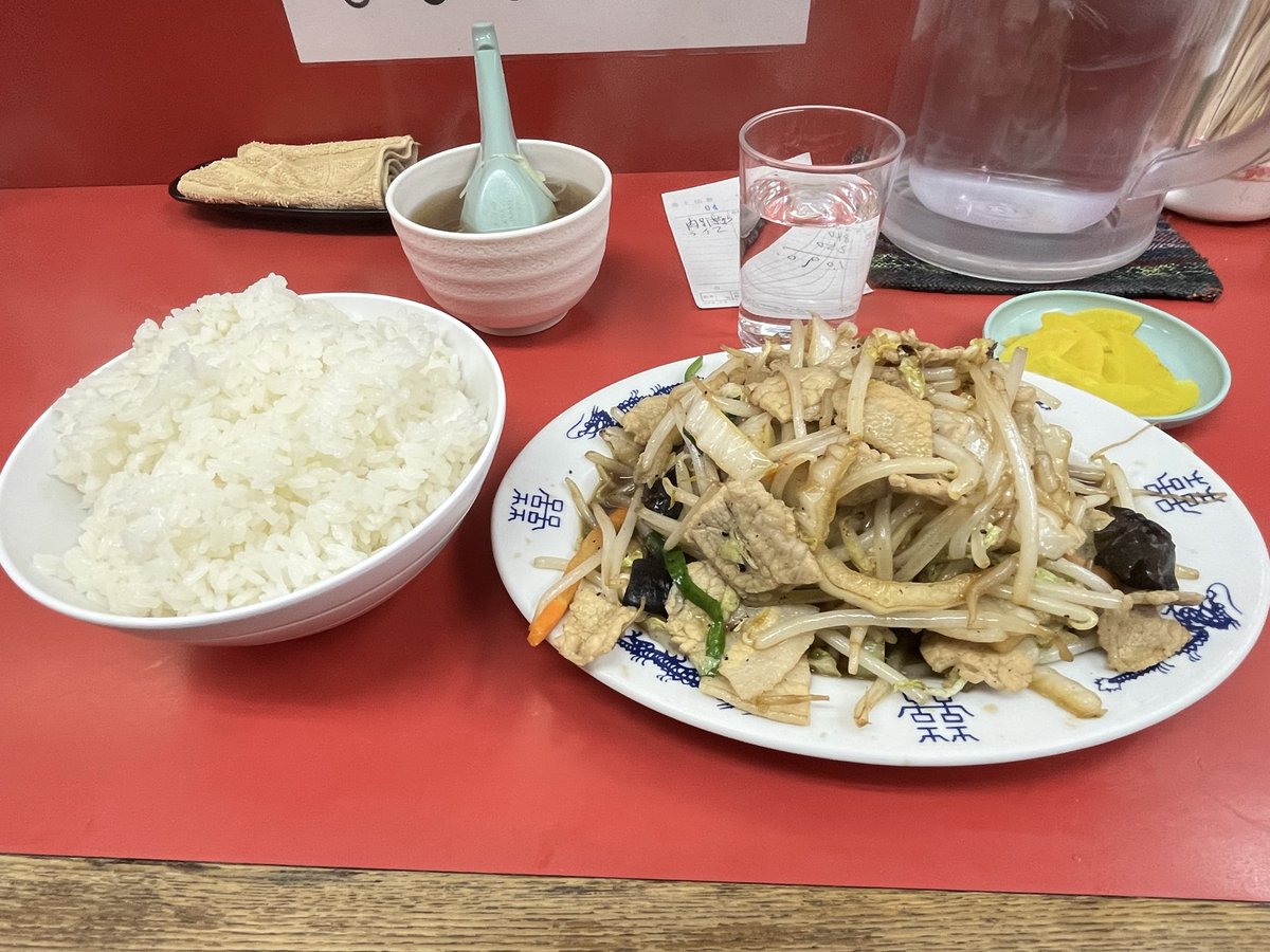 umi_enami's tweet photo. 久しぶりに昔ながらの町中華で昼食🍜

肉野菜炒めを頼み、味も少し濃いめで

おいしい🥬🥩🐉😋

町中華と言えばこの味ですね！

#町中華で飲ろうぜ 
#昼食 https://t.co/qv8RIraR6p