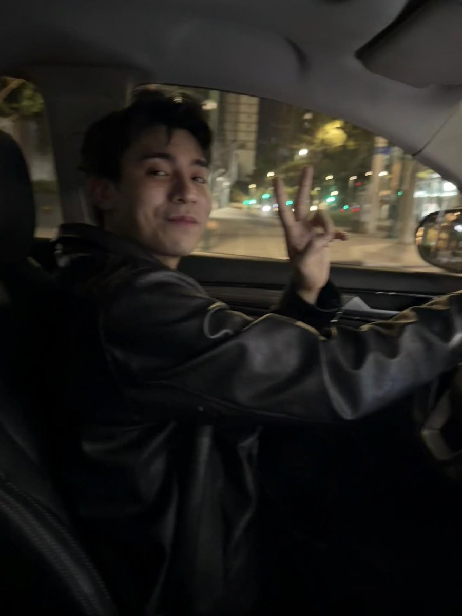 rndmfngrlacc___'s tweet image. atake naman mag hard launch si rosa