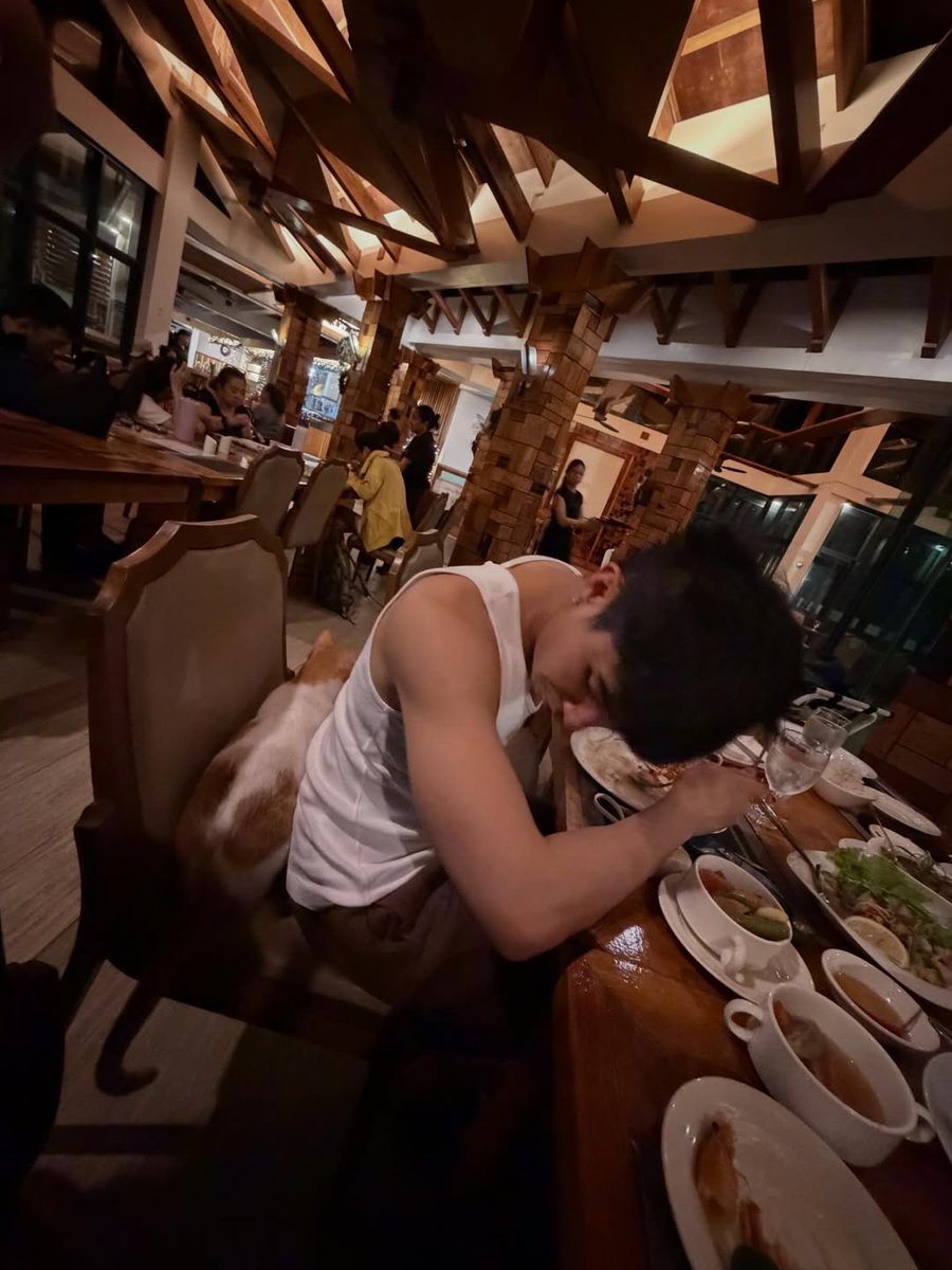 rndmfngrlacc___'s tweet image. atake naman mag hard launch si rosa