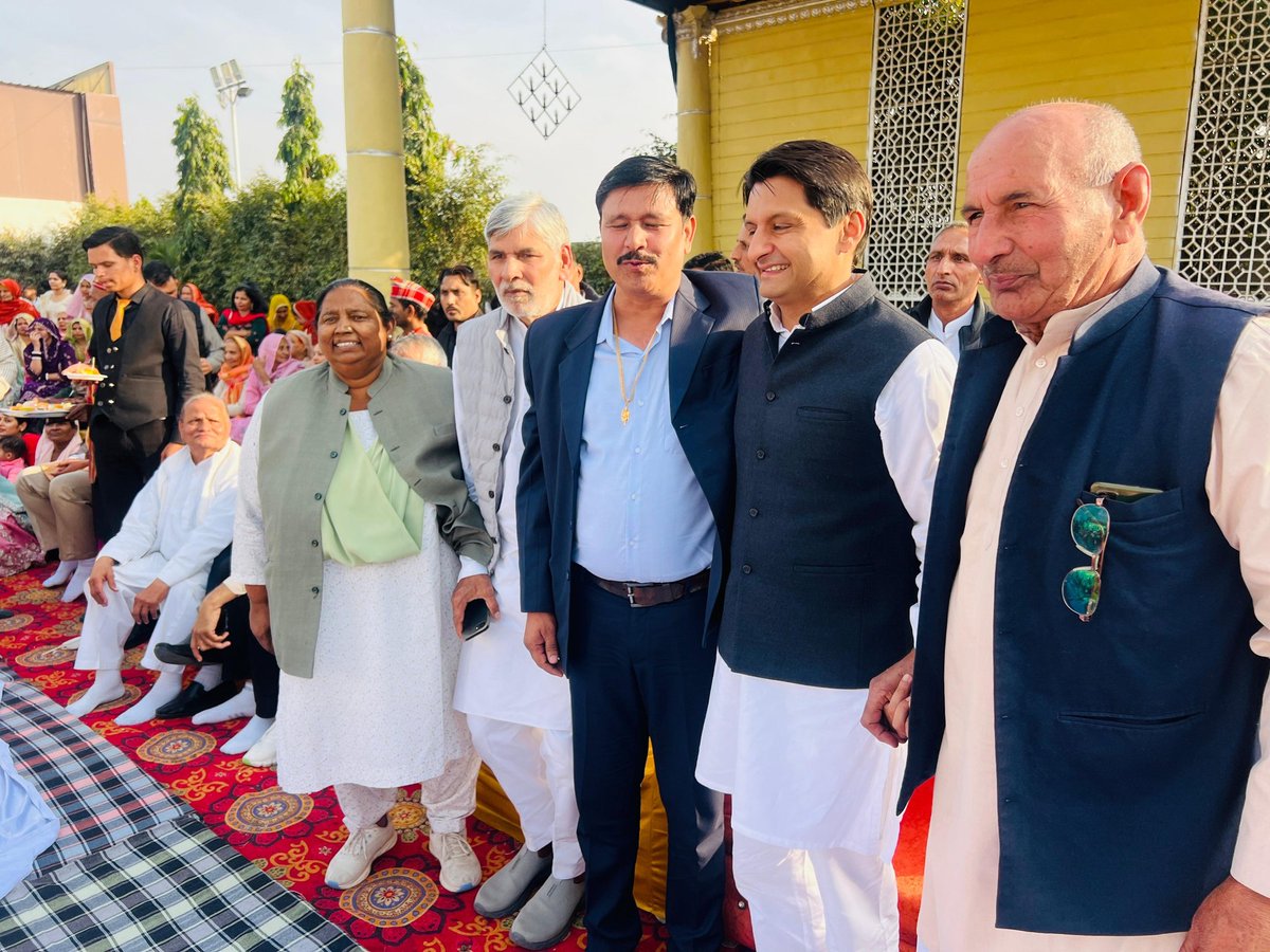 रोहतक से माननीय सांसद भाई श्री <a href="/DeependerSHooda/">Deepender Singh Hooda</a> जी के साथ क्षेत्र के भव्य विवाह समारोह में सम्मिलित होने का अवसर प्राप्त हुआ, जो वास्तव में सम्मान और सौभाग्य का क्षण रहा।
नवविवाहित वर-वधू को इस पावन वैवाहिक बंधन में बंधने पर हार्दिक शुभकामनाएँ 

#WeddingCeremony #Blessings