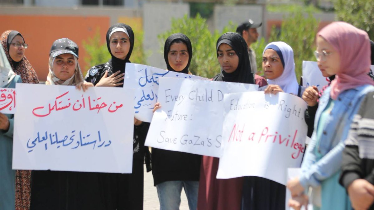 IranNewsJa's tweet image. ガザの学生たちは、シオニスト政権による侵攻のため大学が閉鎖されていたが、2年ぶりに授業へ戻った。授業は瓦礫の山の中、ひび割れた建物や教室で、部分的に修復された環境の中で行われている。

#ガザ #Gaza #GazaCeasefire