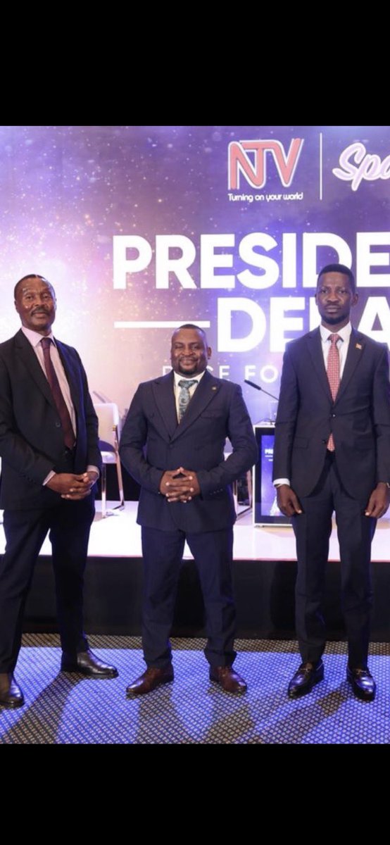 AllanSseky's tweet image. How short is the guy in the middle? 😂🙌