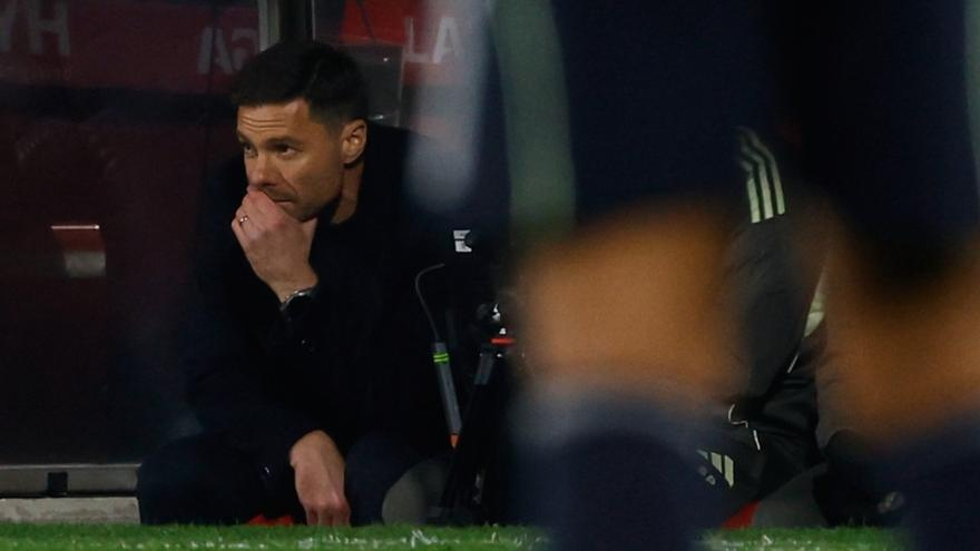 ✍️ Ser Alonso o no ser nada

En 2004, tras apenas dos meses como entrenador del Real Madrid, José Antonio Camacho dejaba el banquillo. "Yo creía que el Madrid necesitaba un cambio y pensaba que me llevaban para hacerlo. Vi que iba a ser muy difícil cambiarlo", explicó tras su