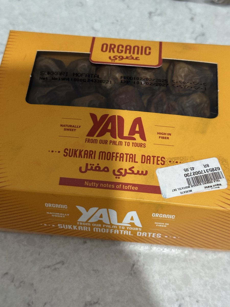 atechnicalbee's tweet image. Babam hurma sipariş etmiş annem masaya getirip oku diyor yarma anne ya :))