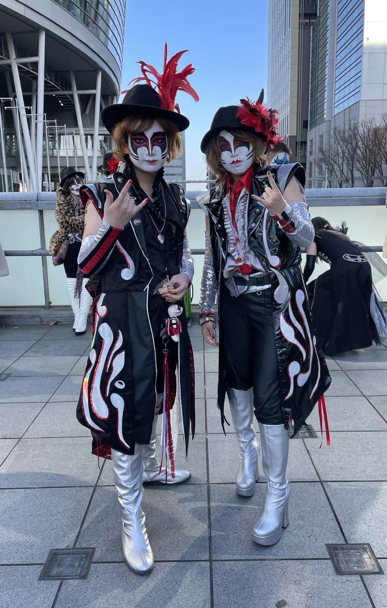 SKM2L_1999_aytm's tweet photo. Tジェイル元ちびジェイル(@Anepon12 )
成長期って恐ろしい
すっかりに成長しちゃって
背も抜かされました
厚底履いてこれだからなー
ワタシがちびジェイルに😂
TジェイルSo cool‼️🔥🤘🏻
#聖飢魔II40周年
#seasonONEFinal
#さいたまスーパーアリーナ https://t.co/shcumYeboV