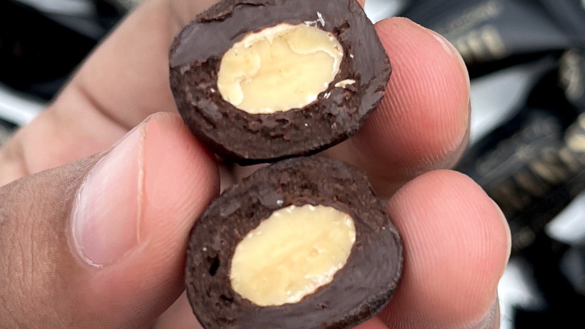 apolokacang's tweet photo. oh thats why beryl’s dark choco is literally my TOP TIER period craving🤤🍫 https://t.co/ztnCoxvOhz