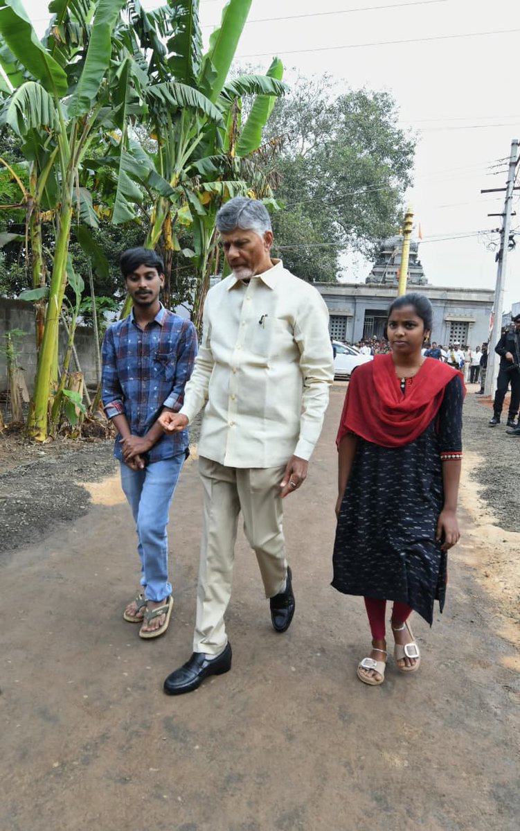 JaiTDP's tweet image. ఏలూరు జిల్లా, ఉంగటూరు నియోజకవర్గం, గోపీనాథపట్నం గ్రామంలో కిడ్నీ బాధిత మహిళ గుడ్ల నాగలక్ష్మికి సీఎం చంద్రబాబు గారు పింఛను అందించారు. నాగలక్ష్మి పిల్లలు నాగపవన్, వాసవి చదువు గురించి సీఎం అడిగారు. కిడ్నీ వ్యాధితో బాధపడుతోన్న నాగలక్ష్మి కి మెరుగైన వైద్యం అందించాలని డాక్టర్‌కు…