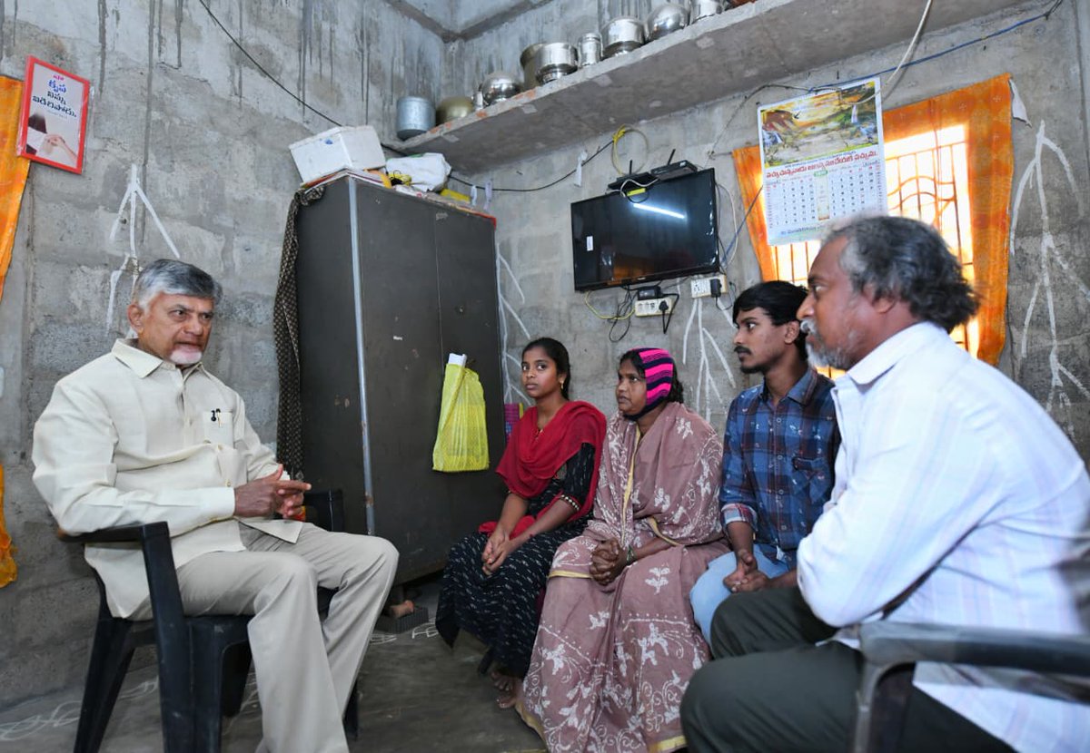 JaiTDP's tweet image. ఏలూరు జిల్లా, ఉంగటూరు నియోజకవర్గం, గోపీనాథపట్నం గ్రామంలో కిడ్నీ బాధిత మహిళ గుడ్ల నాగలక్ష్మికి సీఎం చంద్రబాబు గారు పింఛను అందించారు. నాగలక్ష్మి పిల్లలు నాగపవన్, వాసవి చదువు గురించి సీఎం అడిగారు. కిడ్నీ వ్యాధితో బాధపడుతోన్న నాగలక్ష్మి కి మెరుగైన వైద్యం అందించాలని డాక్టర్‌కు…