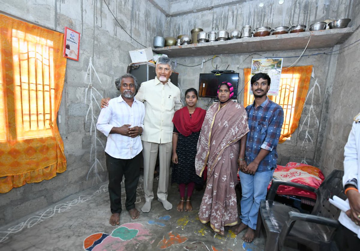 JaiTDP's tweet image. ఏలూరు జిల్లా, ఉంగటూరు నియోజకవర్గం, గోపీనాథపట్నం గ్రామంలో కిడ్నీ బాధిత మహిళ గుడ్ల నాగలక్ష్మికి సీఎం చంద్రబాబు గారు పింఛను అందించారు. నాగలక్ష్మి పిల్లలు నాగపవన్, వాసవి చదువు గురించి సీఎం అడిగారు. కిడ్నీ వ్యాధితో బాధపడుతోన్న నాగలక్ష్మి కి మెరుగైన వైద్యం అందించాలని డాక్టర్‌కు…